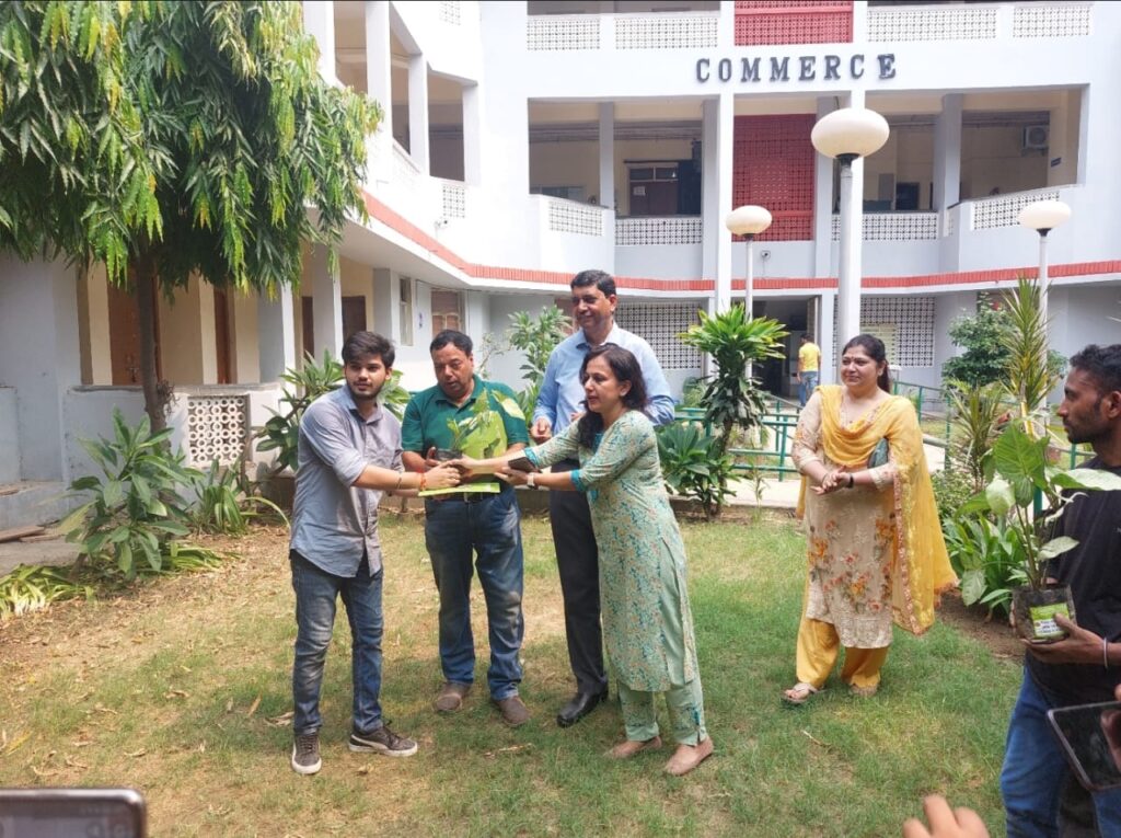 Smiling Tree held a Plantation Drive in Delhi School of Economics. Department of Commerce, University of Delhi, along with their student's Team Sankalp on Thursday, 8th September. Dean Dr.Ajay Kumar Singh, Professor Urvashi Sharma and other teachers, along with hordes of students planted over 100 Areca Palm plants in the campus area. 